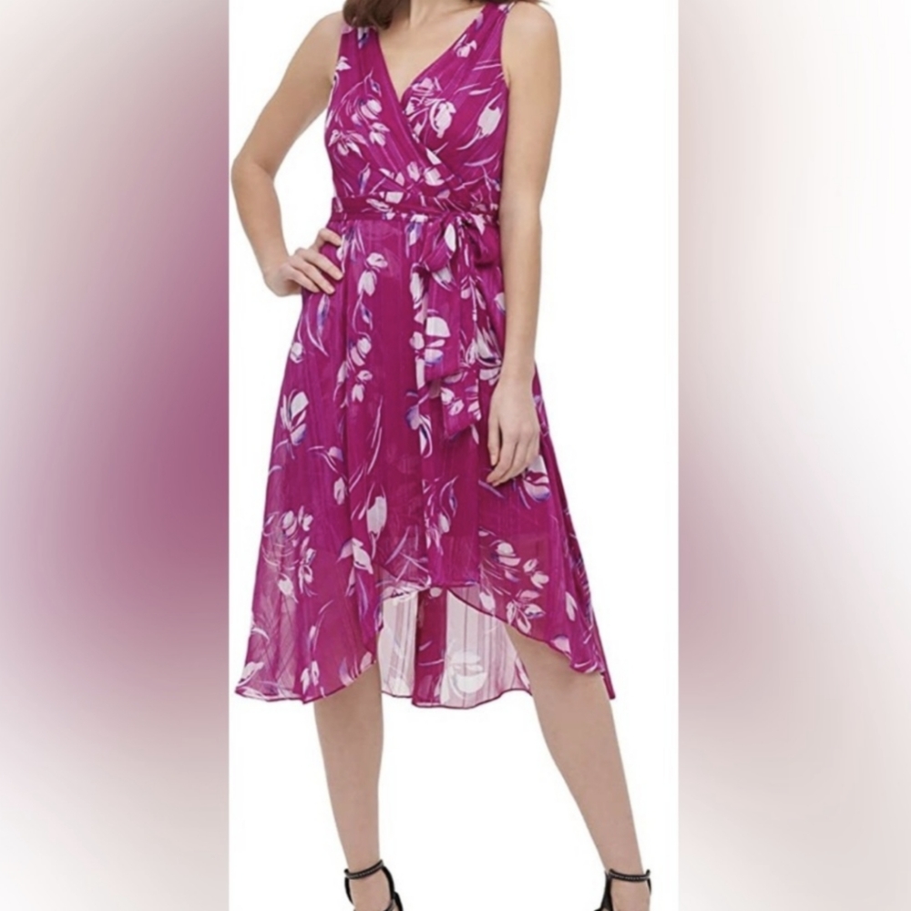 Beautiful DKNY purple floral V-Neck sleeveless dress. Zipper opening, flattering